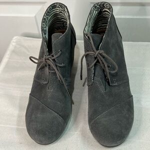 Tom’s gray suede style 300515 tie bootie with suede covered wedge size 11
